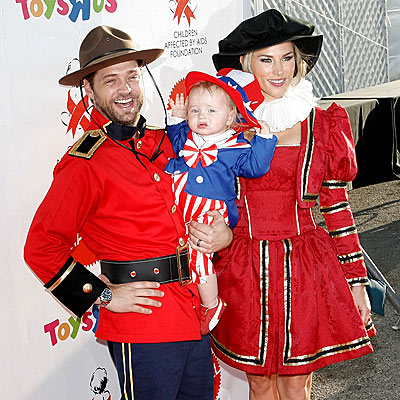 jason_priestley_and_family