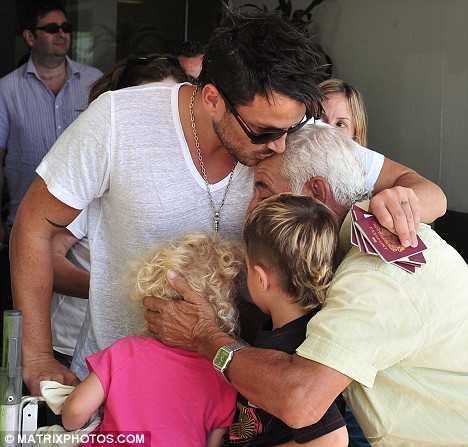 peter_andre_welcomed_by_family