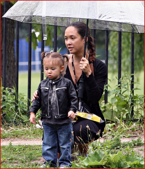 myleene_klass_and_daughter_ava_feed_ducks