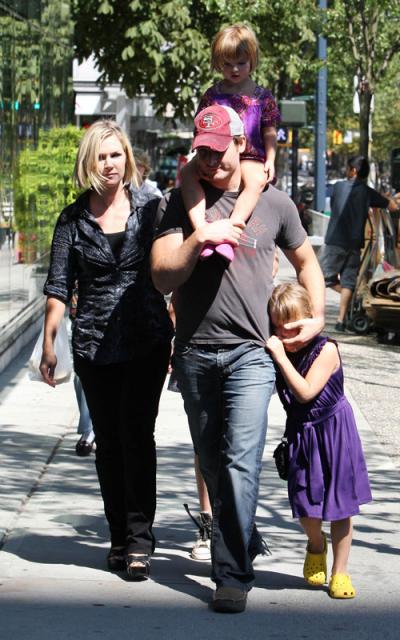 peter_facinelli_and_family_in_canada