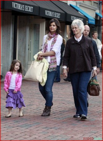 katie_holmes_and_suri_w_kathleen