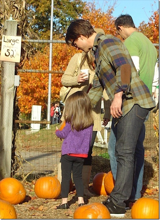 tom_cruise_and_suri_at-pumpkinpatch