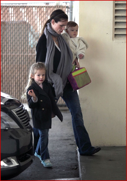 Jennifer_Garner_and_Daughters_to_School