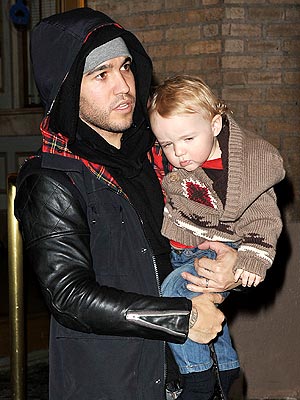 Pete_Wentz_and_Bronx_Wears_GapKids