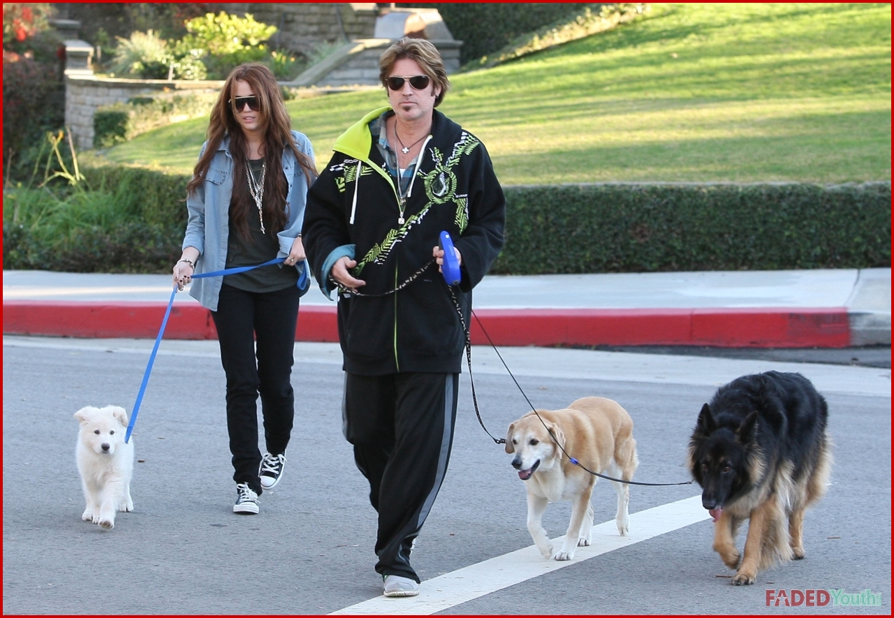 Billy_Ray_anMiley_with_Dogs Billy_Ray_anMiley_with_Dogs
