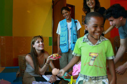 Angelina_Jolie_at_Colombia_for_UNHCR
