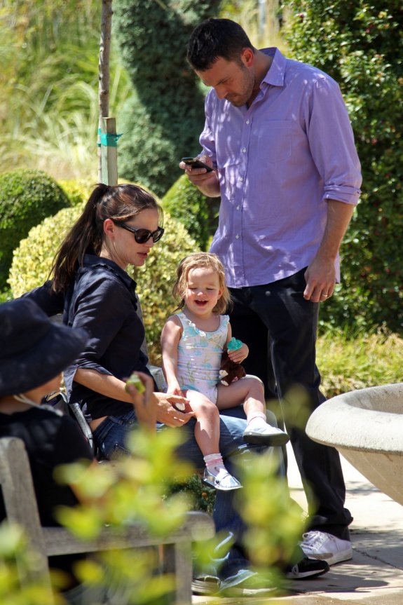 Ben_Affleck_Family_at_Pasadena Ben_Affleck_Family_at_Pasadena