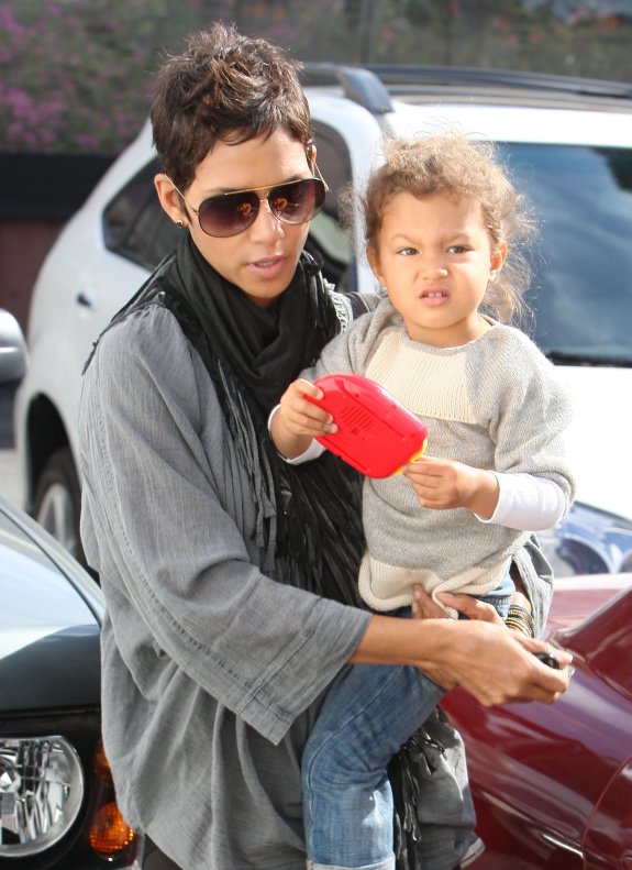 Halle_Berry_and_Nahla_Shops
