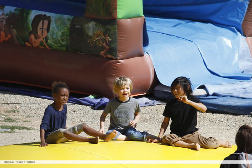 Jolie_Pitt_Kids_At_South_France_1