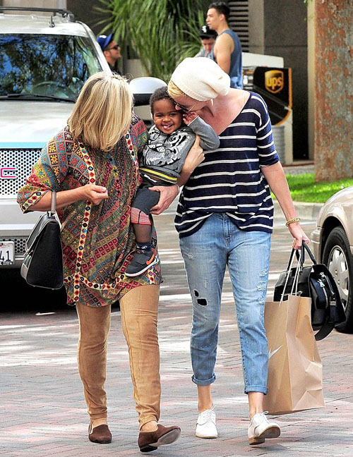 Charlize_Theron_and_Happy_Birthday_Boy